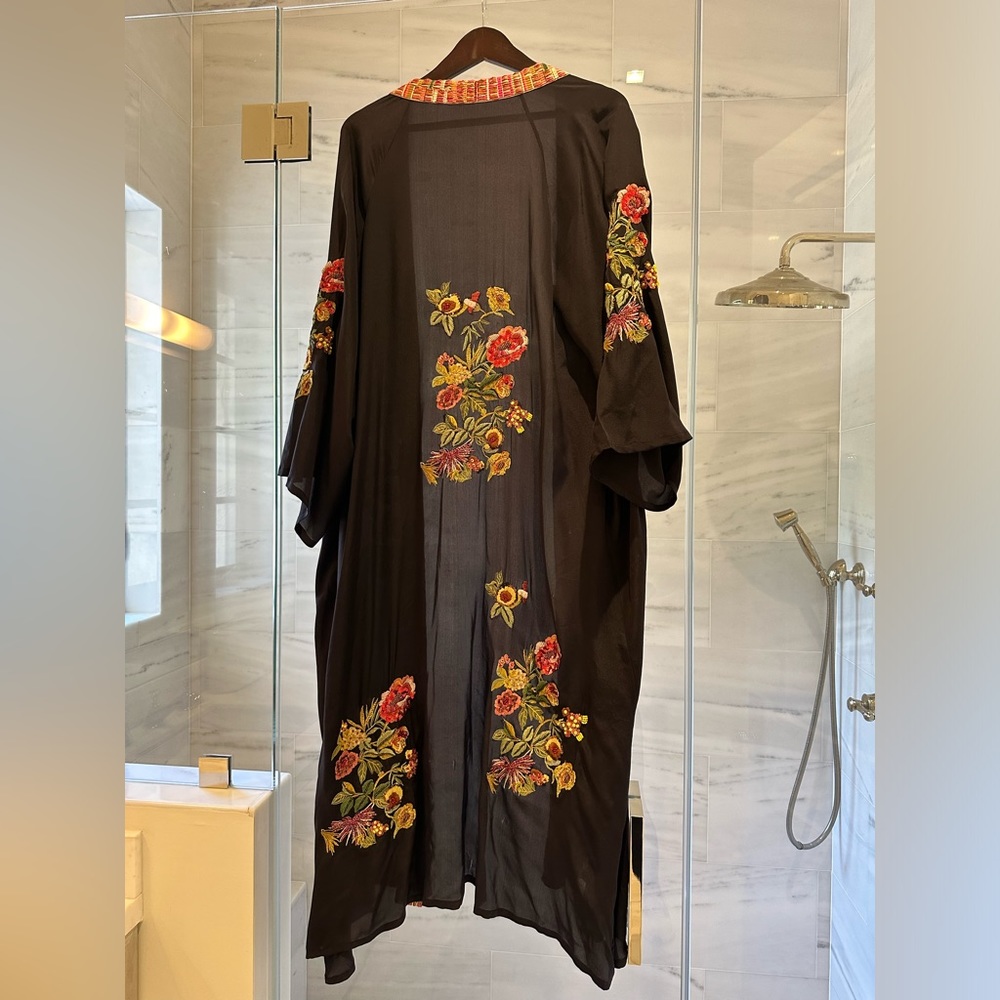 Beautifully Detailed Caftan - Picture 4 of 4